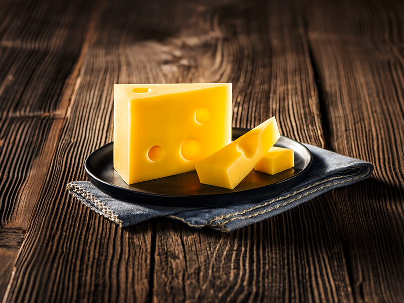 WOERLE Emmentaler liegt auf einem Teller
