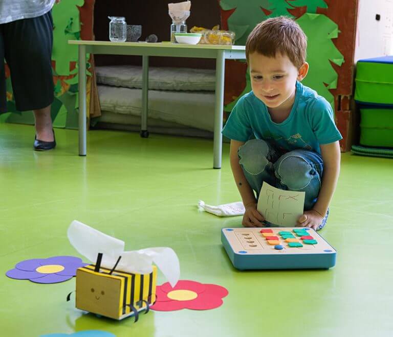 Junge spielt bei der Spürnasenecke - Käserei Woerle