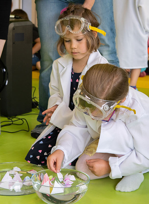 Zwei Mädchen machen Experimente - Käserei Woerle