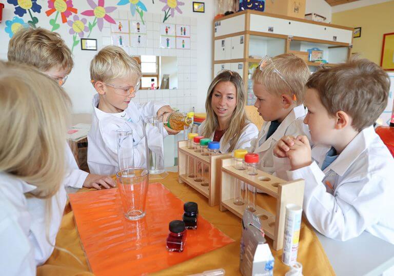 Kinder experimentieren mit Flüssigkeiten Spürnasenecke - Gebrüder Woerle
