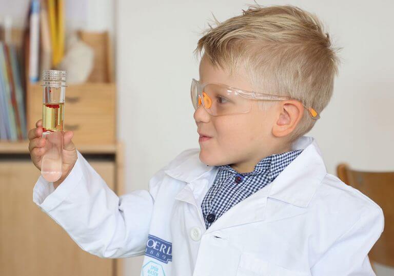 Kleiner Junge macht Experiment - Spürnasenecke Käserei Woerle