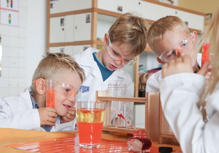 Drei Jungs machen Experimente Spürnasenecke - Gebrüder Woerle