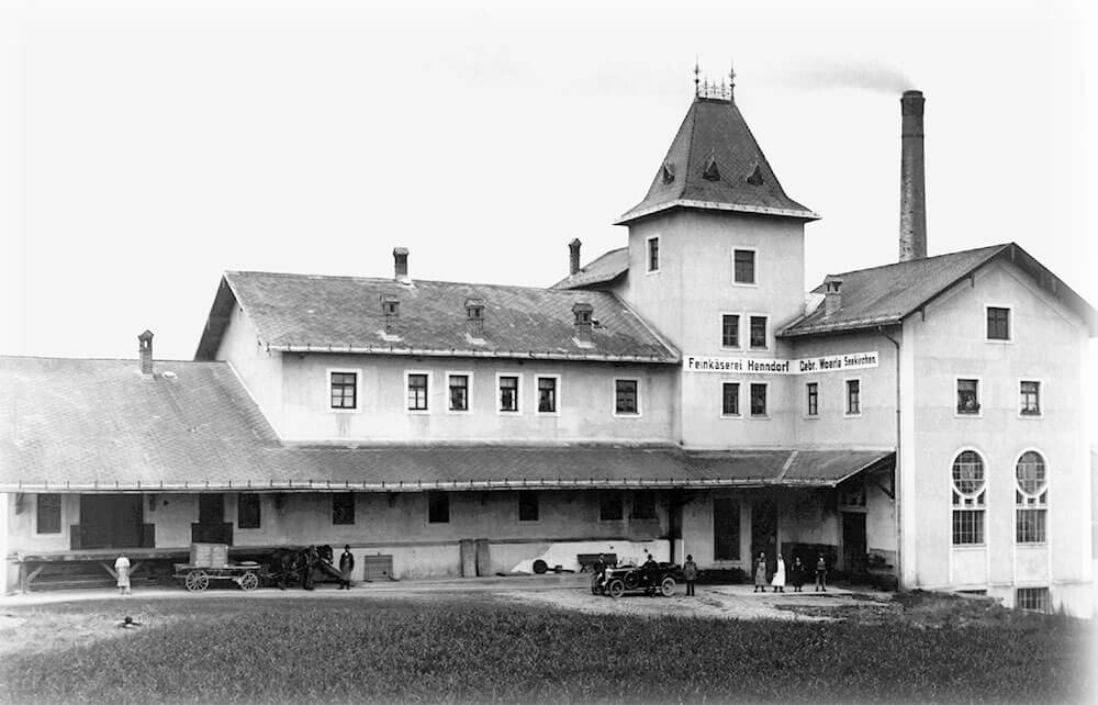 Ein altes Produktionsgebäude der Firma WOERLE in Henndorf. Ein Foto in schwarzweiß