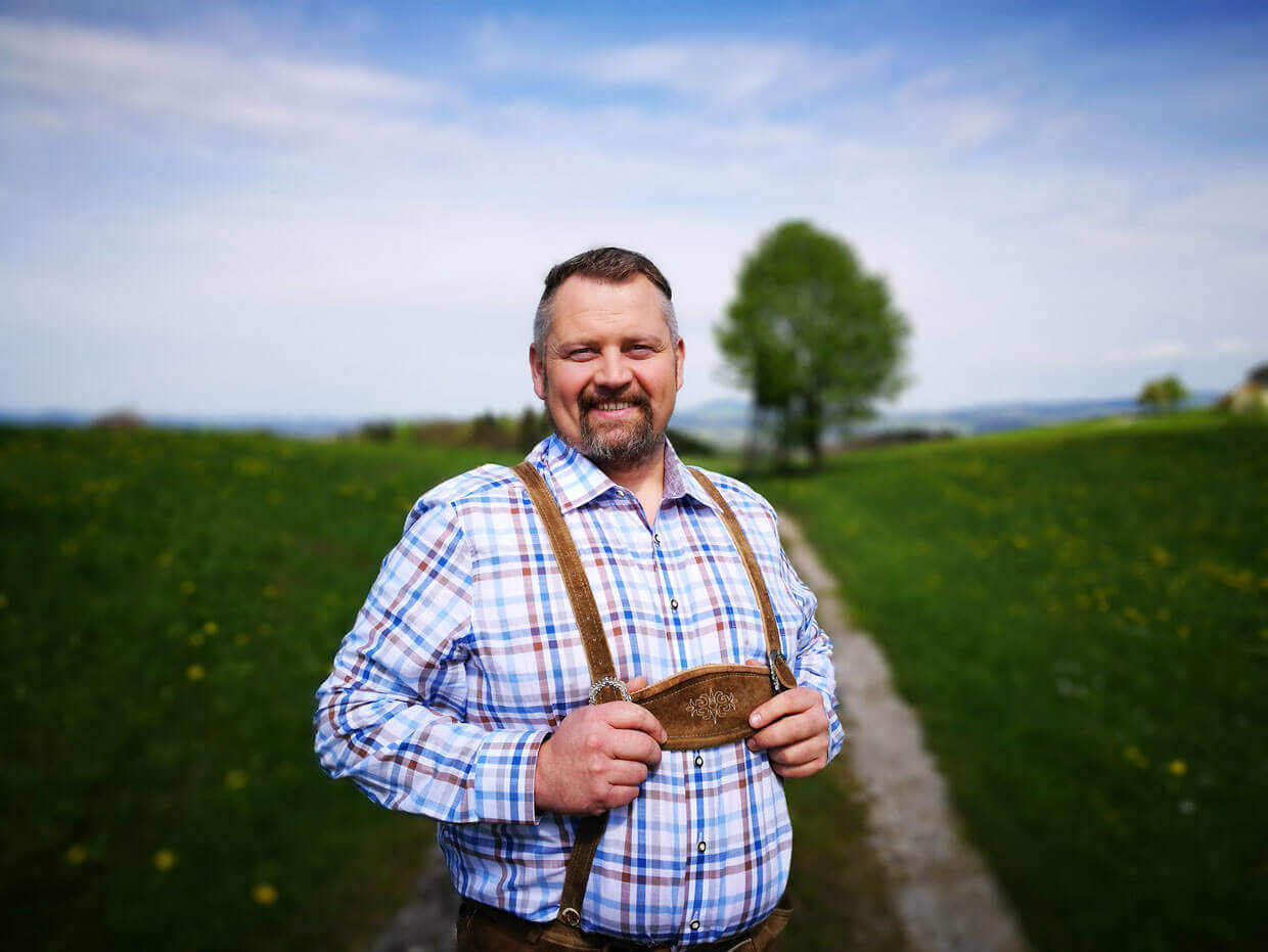 Bauer Wolfgang Eibl belieft die Käserei WOERLE