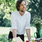 Gerrit Woerle hinter Tisch mit Käse - Käserei Woerle