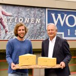 Gerrit und Gerhard Woerle mit großem Käse - Käserei Woerle
