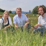 Milchbauern und Gerrit Woerle auf Weide mit Gras - Käserei Woerle