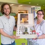 Gerrit Woerle übergibt Spürnasen-Koffer an Kindergarten - Käserei Woerle