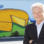 Gerhard Woerle vor der Käserei in Henndorf - Gebrüder Woerle