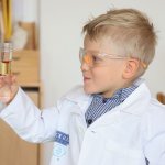 Junger Bub im Kindergarten Labor - Käserei Woerle