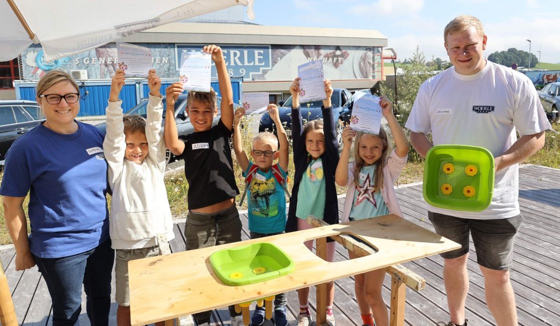 Kinder erhalten ein Zertifikat der Käserei Woerle am Aktionstag in Henndorf
