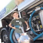 Kind mit Milch-LKW - Käserei Woerle