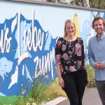 Diana Reuter und Gerrit Woerle vor Käserei Woerle Henndorf