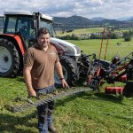 Bauer mit Mähtraktor - Käserei Woerle