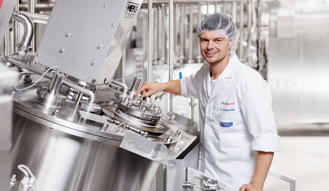 Mitarbeiter Daniel Lugstein bei der Arbeit in der Käserei WOERLE