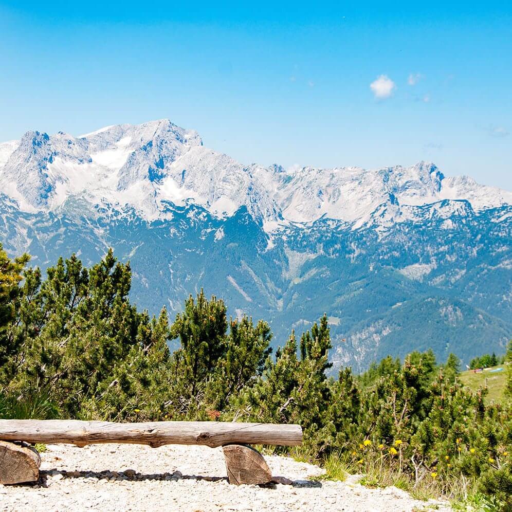 Bank und Blick auf die österreichische Bergwelt