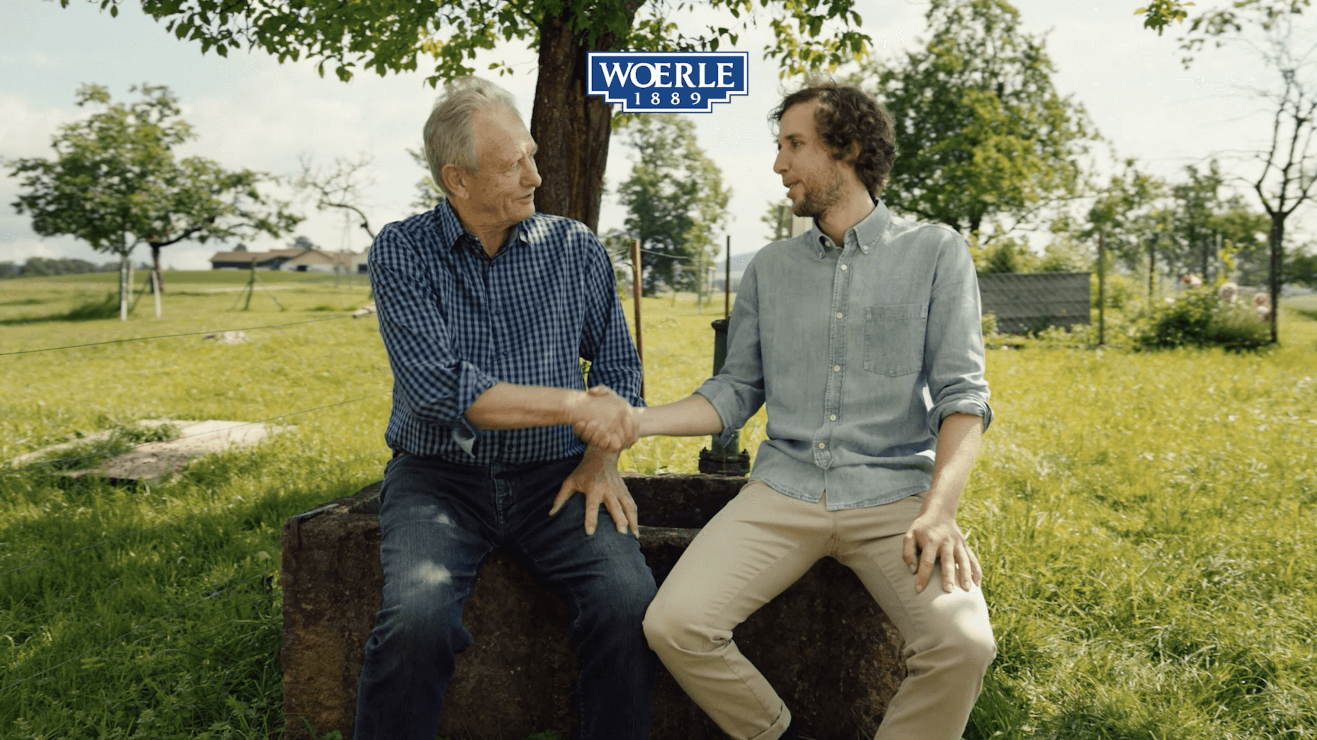 Vater Gerhard Woerle und Sohn Gerrit Woerle besiegeln ihr Wort mit einem Handschlag