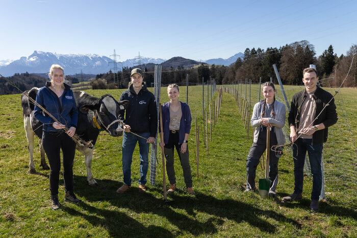 WOERLE-Team und Schüler:innen der HBLA Ursprung pflanzen Agroforst-Futterhecken vor Alpenkulisse – nachhaltiges Landwirtschaftsprojekt für mehr Tierwohl und Biodiversität Foto: Franz Neumayr 20.03.2025