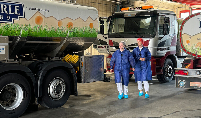 Influencerin Linda Lime und WOERLE-Milchtechnologin-Lehrling Julia in der Abtankhalle – gemeinsamer TikTok-Dreh vor Milchsammelwagen