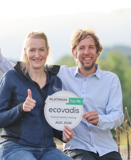 Käserei Woerle Henndorf Im Bild Diana Reuter Gerrit Woerle und mit der "ecovadis" Auszeichnung. Foto: Franz Neumayr 28.8.2026