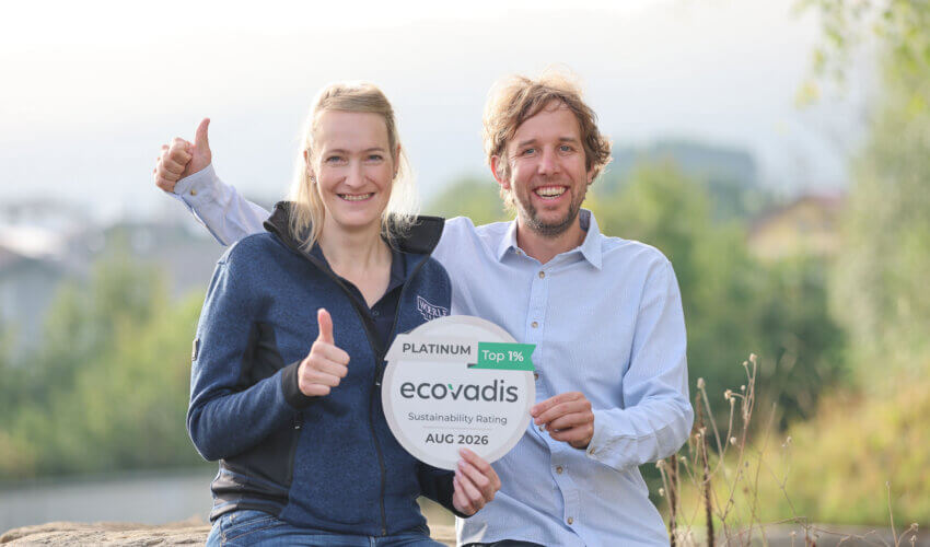 Käserei Woerle Henndorf Im Bild Diana Reuter Gerrit Woerle und mit der "ecovadis" Auszeichnung. Foto: Franz Neumayr 28.8.2026